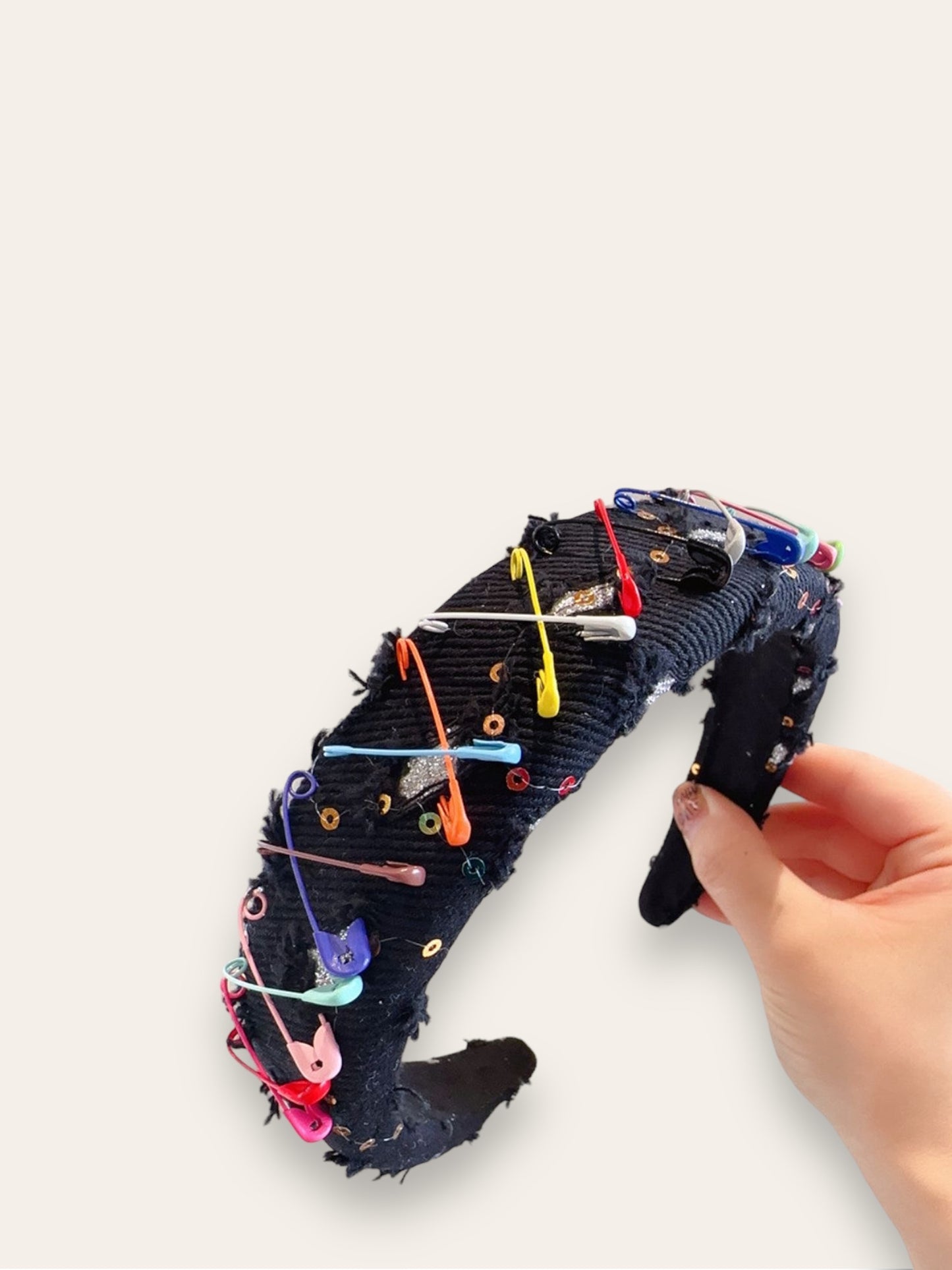 Diadema negro con broches colores