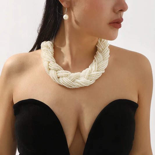Collar de Perlas Trenzado con Aretes – Elegante